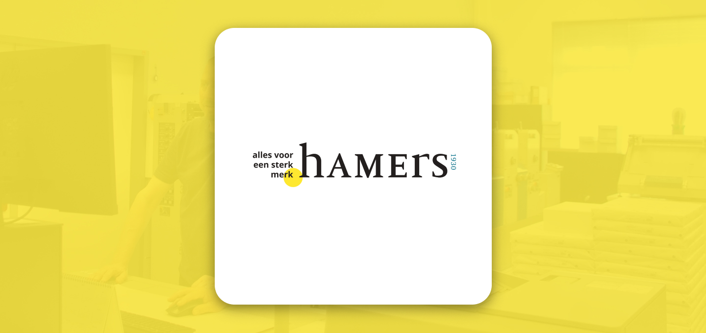 Hamers-logo centraal geplaatst op een gele banner met een subtiele print- en productieomgeving op de achtergrond.