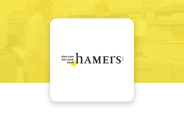 Hamers-logo weergegeven op een geelgetinte bannerachtergrond met professionals die documenten bekijken in een werkomgeving.