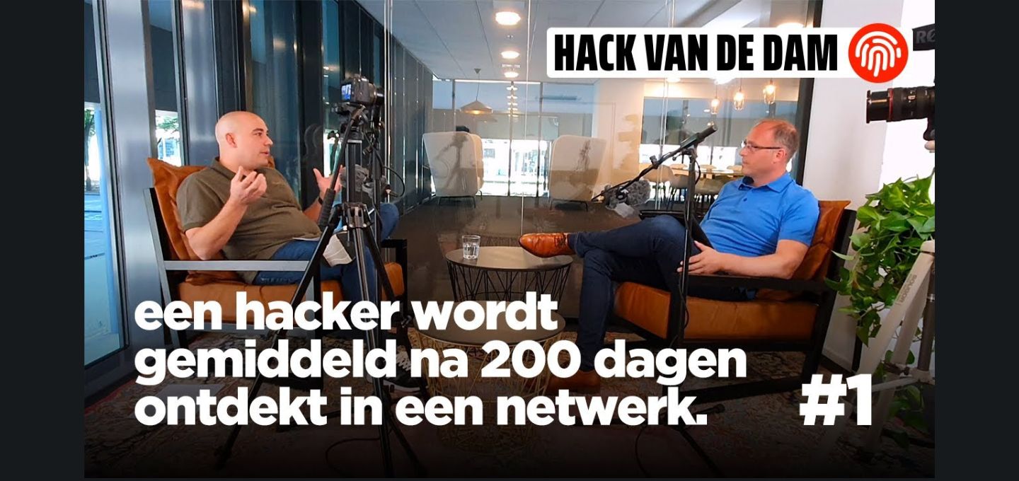Een collage van mensen met microfoons tijdens een podcast