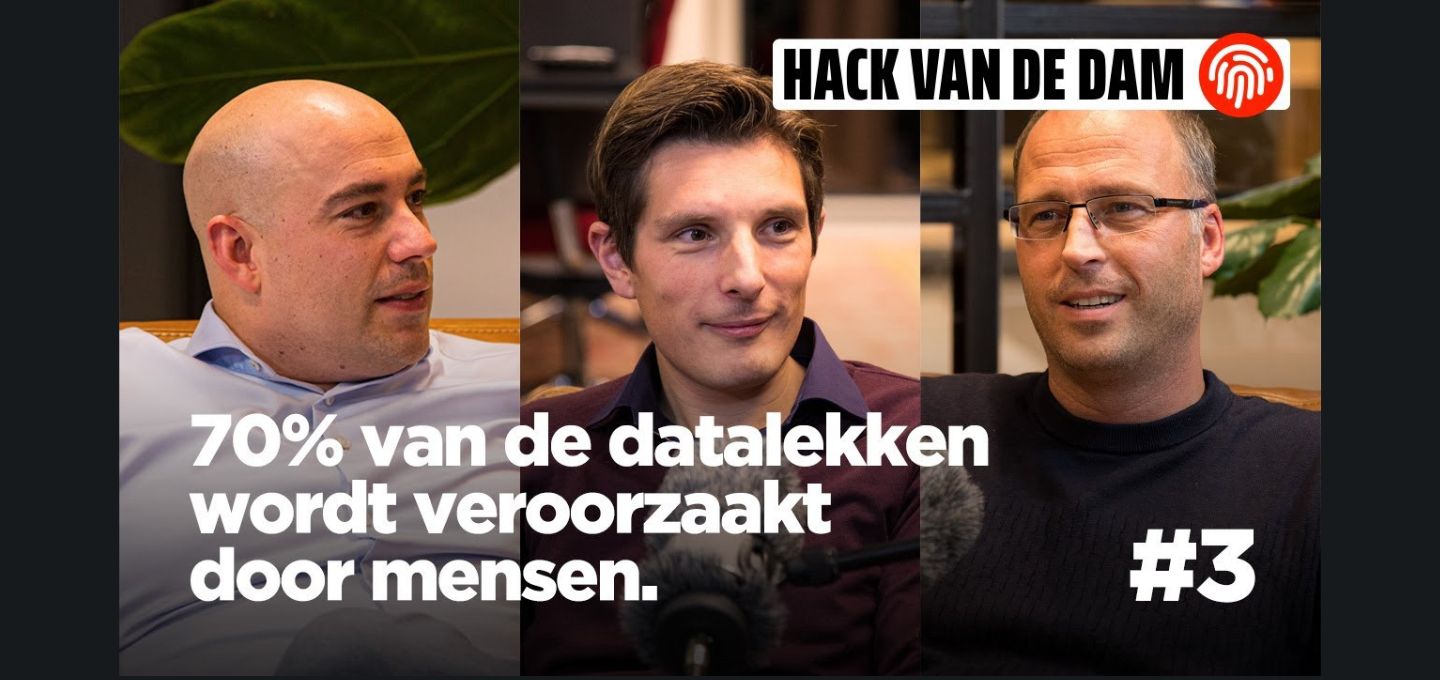 Een collage van mensen met microfoons tijdens een podcast