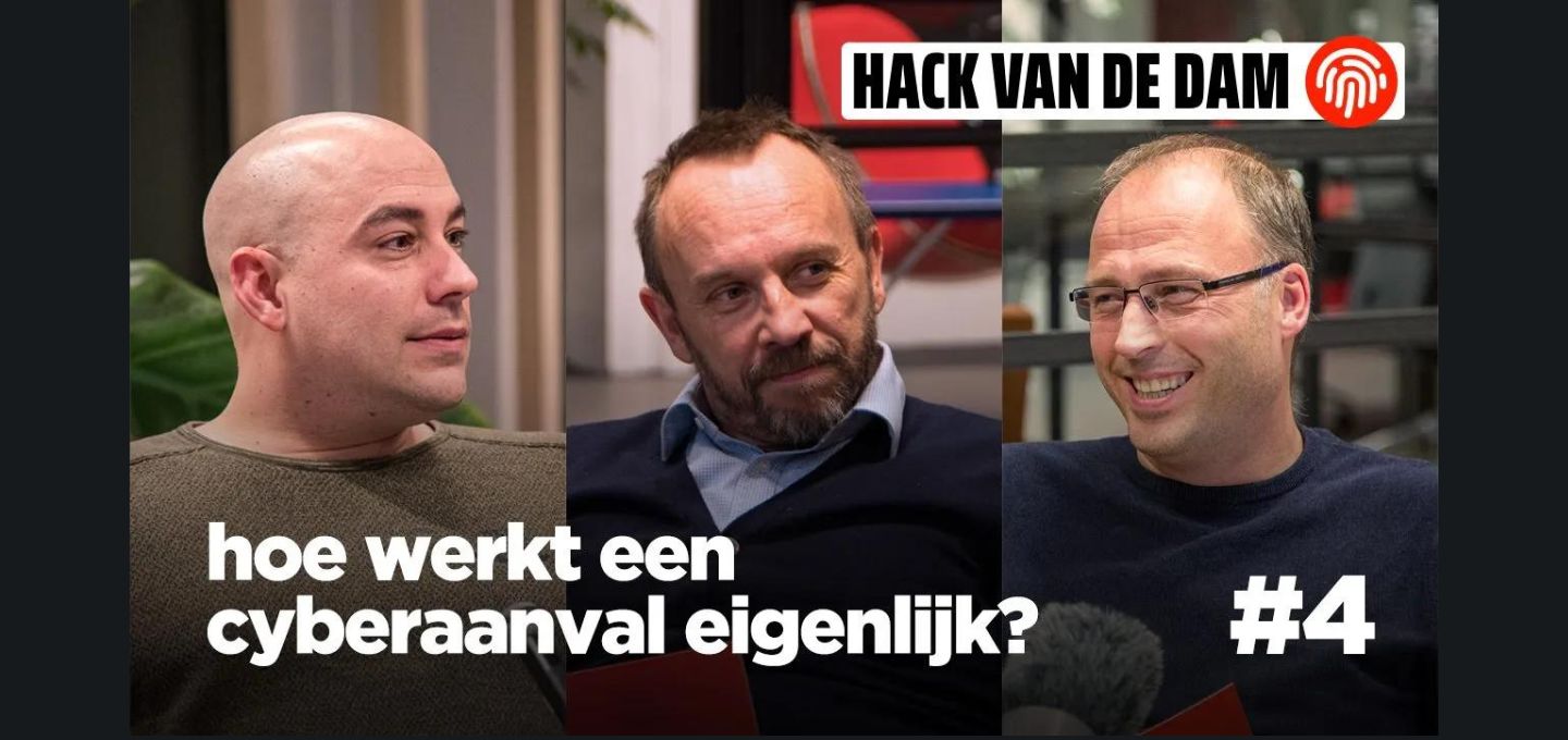 Een collage van mensen met microfoons tijdens een podcast
