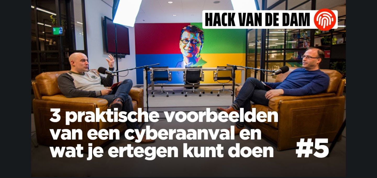 Een collage van mensen met microfoons tijdens een podcast