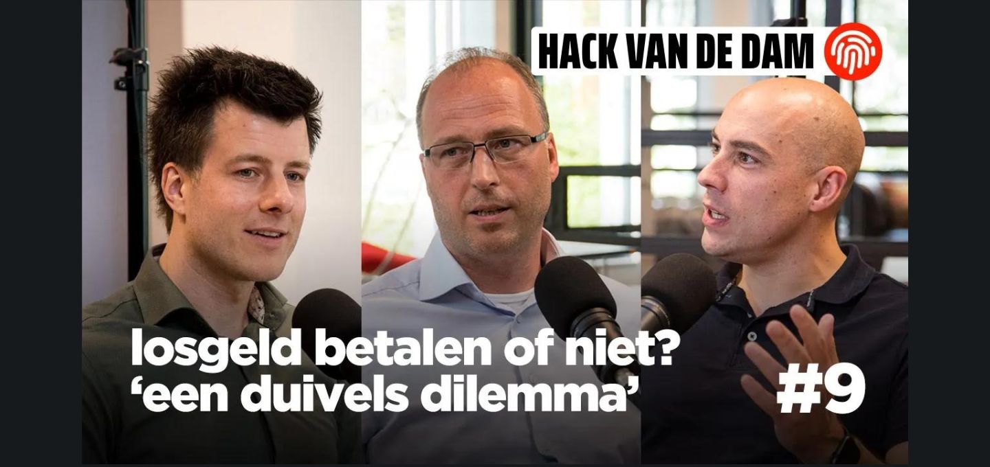 Een collage van mensen met microfoons tijdens een podcast