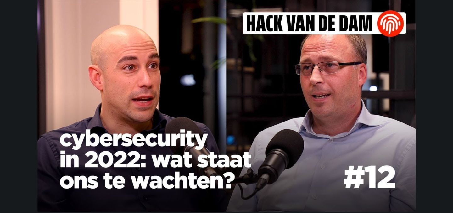 Een collage van mensen met microfoons tijdens een podcast