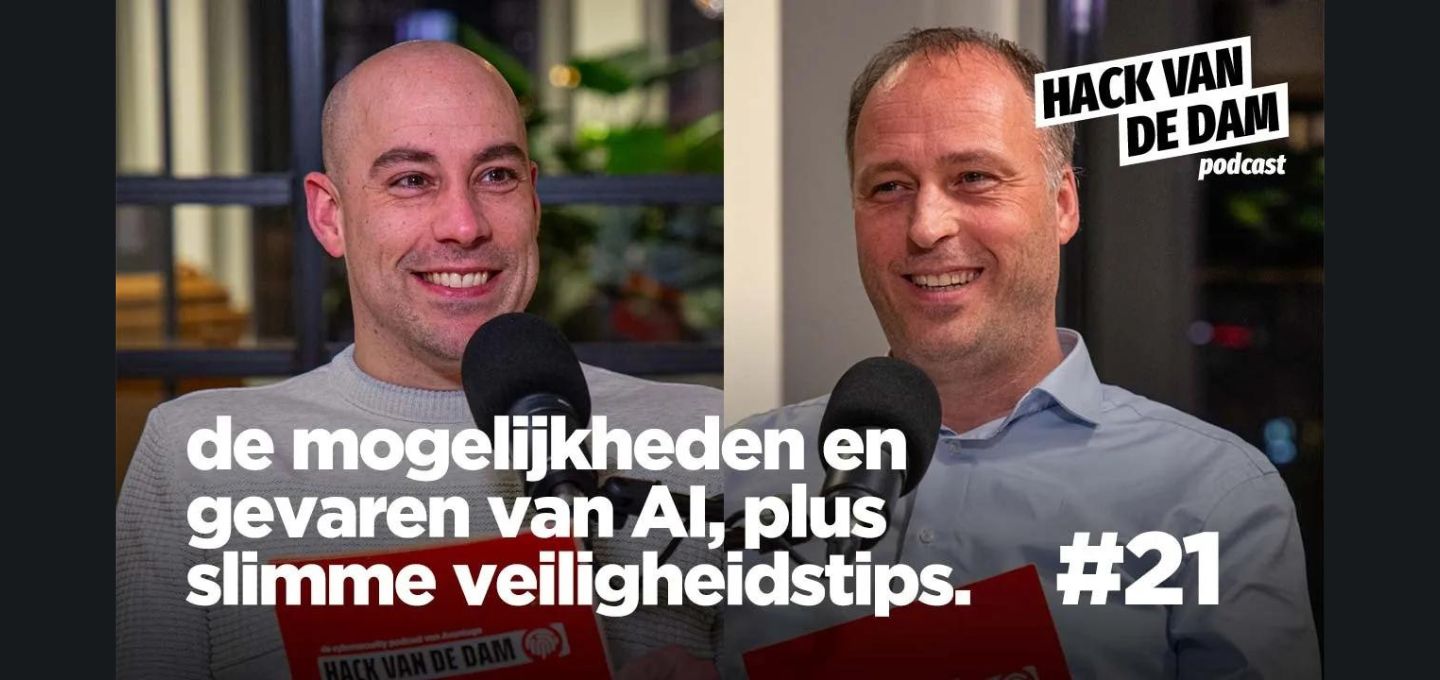Een collagebeeld van mannen met microfoons