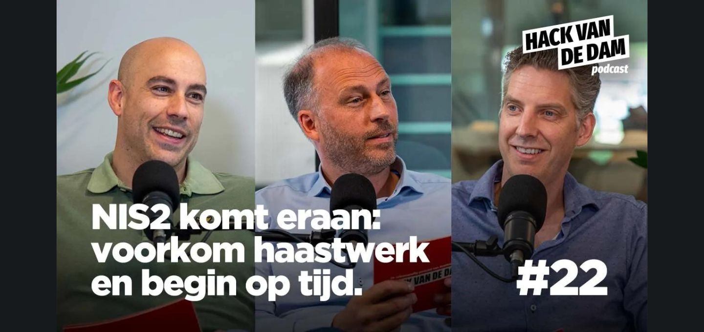 Een collagebeeld van mannen met microfoons