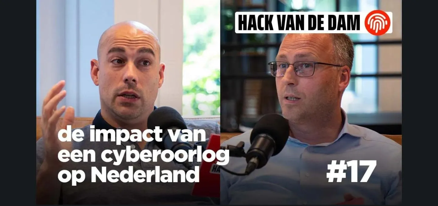 Een collage van mensen met microfoons tijdens een podcast