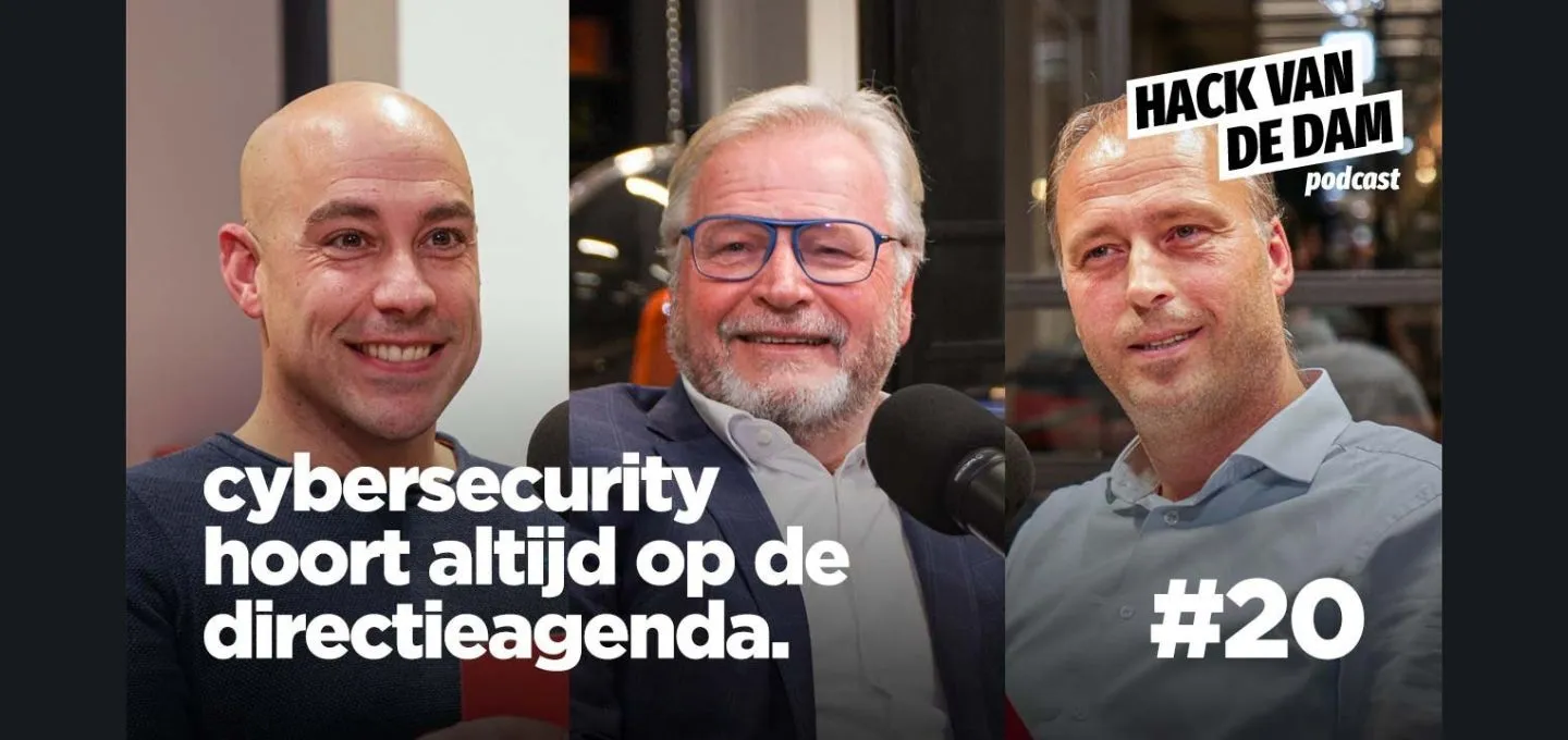 Een collagebeeld van mannen met microfoons