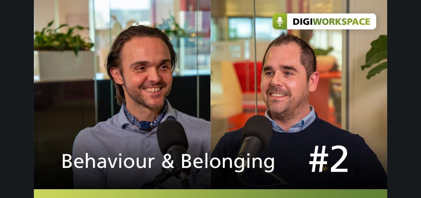 Een collagebeeld van mannen met microfoons