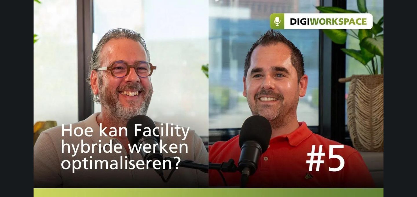 Een collagebeeld van mannen met microfoons