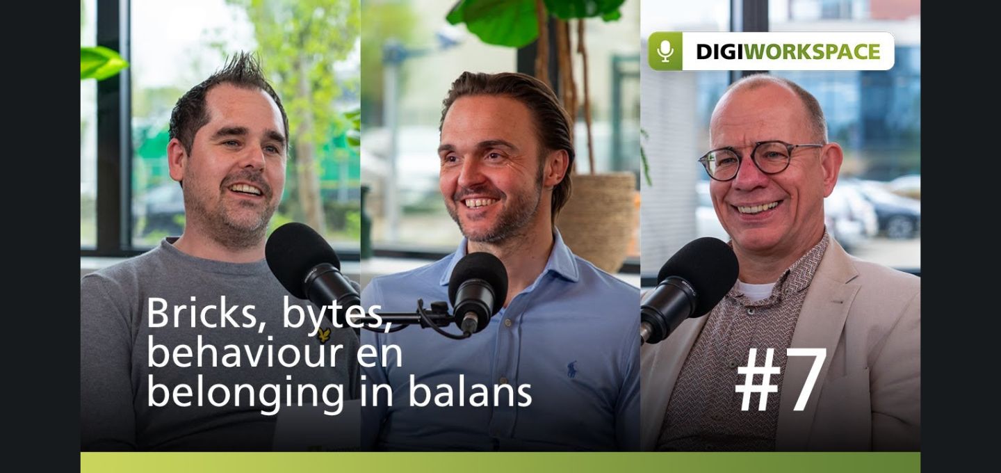 Een collagebeeld van mannen met microfoons