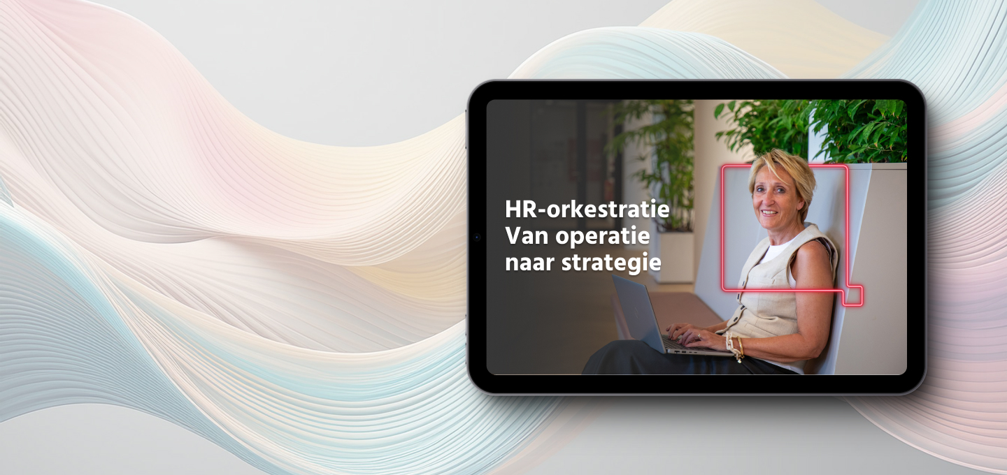 Een afbeelding van een tablet waarop een digitale documentcover wordt weergegeven. Op de cover staat een glimlachende vrouw met blond haar die een laptop gebruikt. Een neonachtige omtrek van een tekstballon accentueert haar. De tekst op het scherm luidt: 