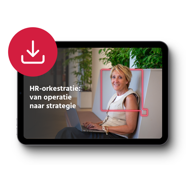 Een afbeelding van een tablet waarop een digitale documentcover wordt weergegeven. Op de cover staat een glimlachende vrouw met blond haar die een laptop gebruikt. Een neonachtige omtrek van een tekstballon accentueert haar. De tekst op het scherm luidt: "HR-orkestratie: van operatie naar strategie". In de linkerbovenhoek van de afbeelding staat een rood, cirkelvormig downloadicoon met een witte pijl.