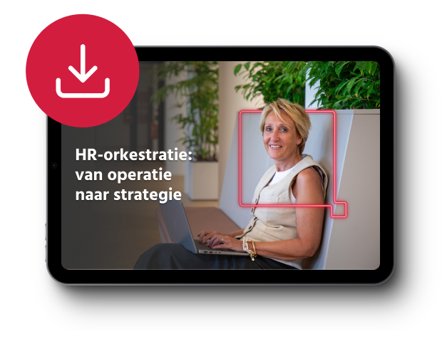 Een afbeelding van een tablet waarop een digitale documentcover wordt weergegeven. Op de cover staat een glimlachende vrouw met blond haar die een laptop gebruikt. Een neon licht van een tekstballon accentueert haar. De tekst op het scherm luidt: "HR-orkestratie: van operatie naar strategie". In de linkerbovenhoek van de afbeelding staat een rood, cirkelvormig downloadicoon met een witte pijl.