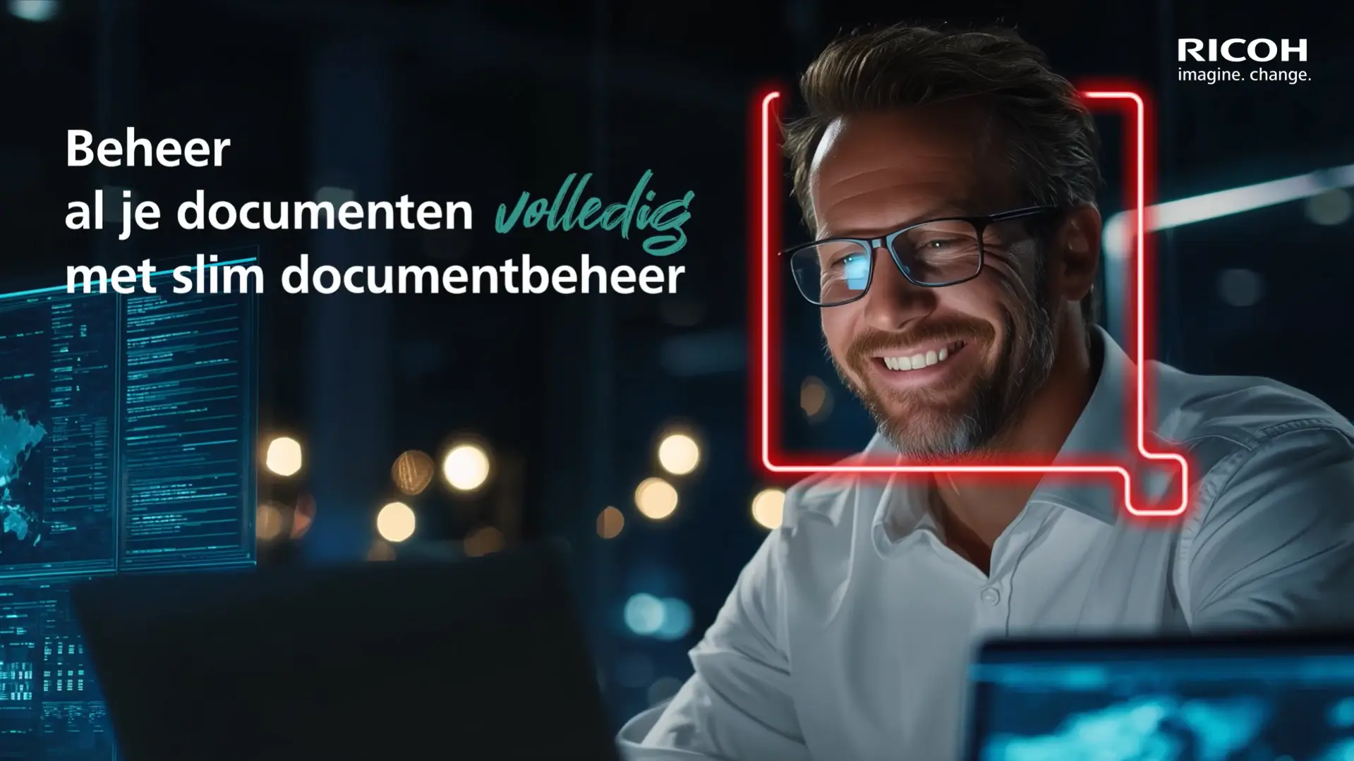 digitaal documentbeheer met Ricoh, met een werkende persoon achter een computer en de tekst “Beheer al je documenten volledig met slim documentbeheer”.