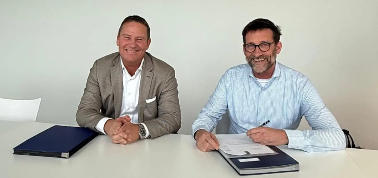 Jan Nieuwenhuis, Teammanager a.i.  Inkoop Uitvoering Centrum Economische Zaken (IUC EZ), en Wilco van Bezooijen, Commercieel Directeur, Ricoh Nederland, ondertekenen het contract 