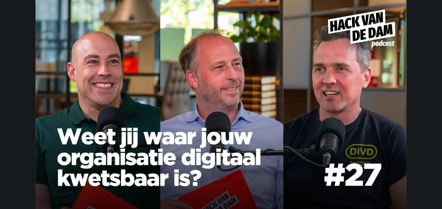 Een collagebeeld van mannen met microfoons