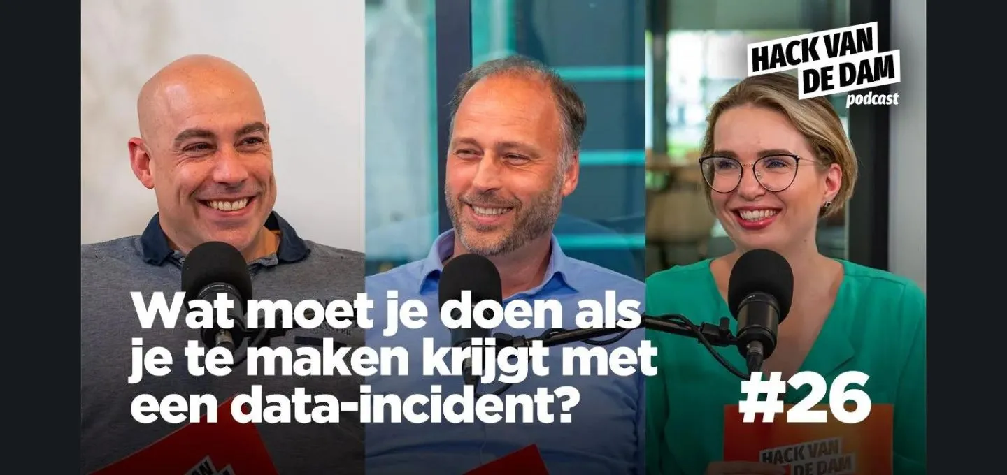 Een collage van mensen met microfoons