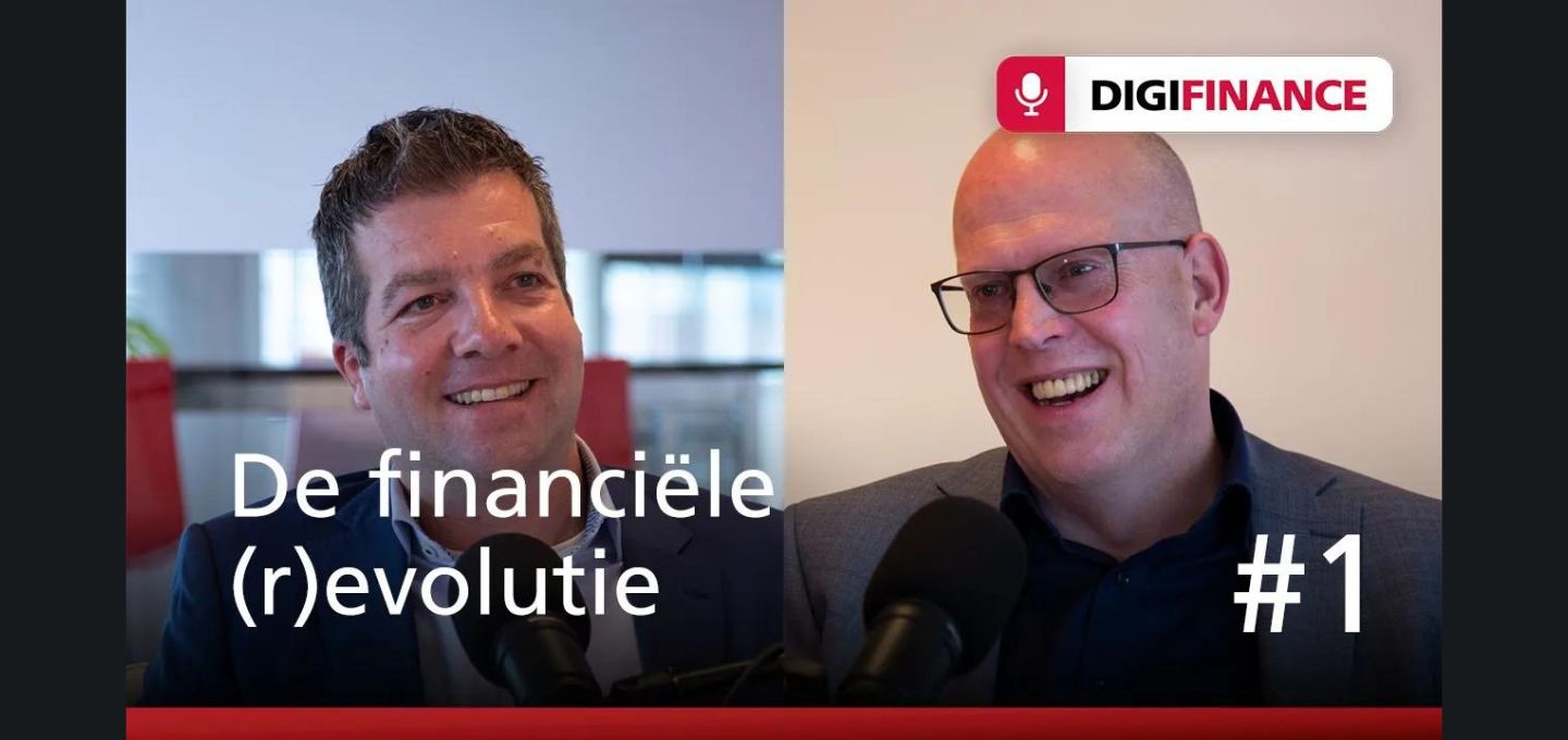 Een collagebeeld van mannen met microfoons