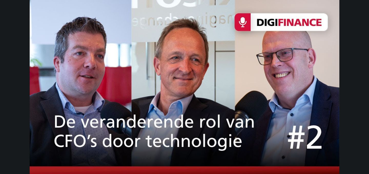 Een collagebeeld van mannen met microfoons