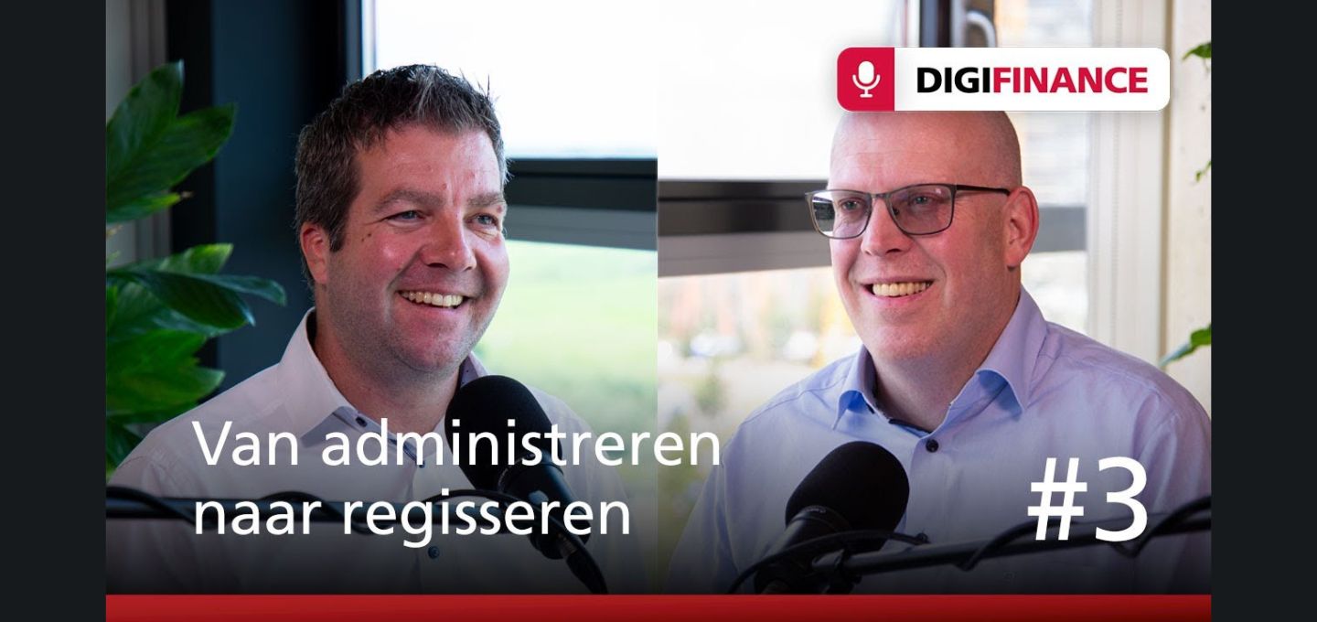 Een collagebeeld van mannen met microfoons