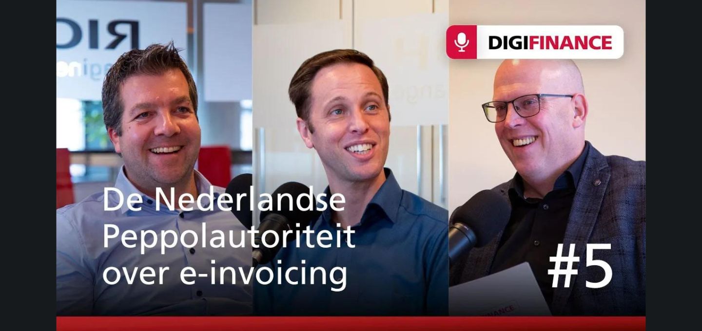 Een collagebeeld van mannen met microfoons