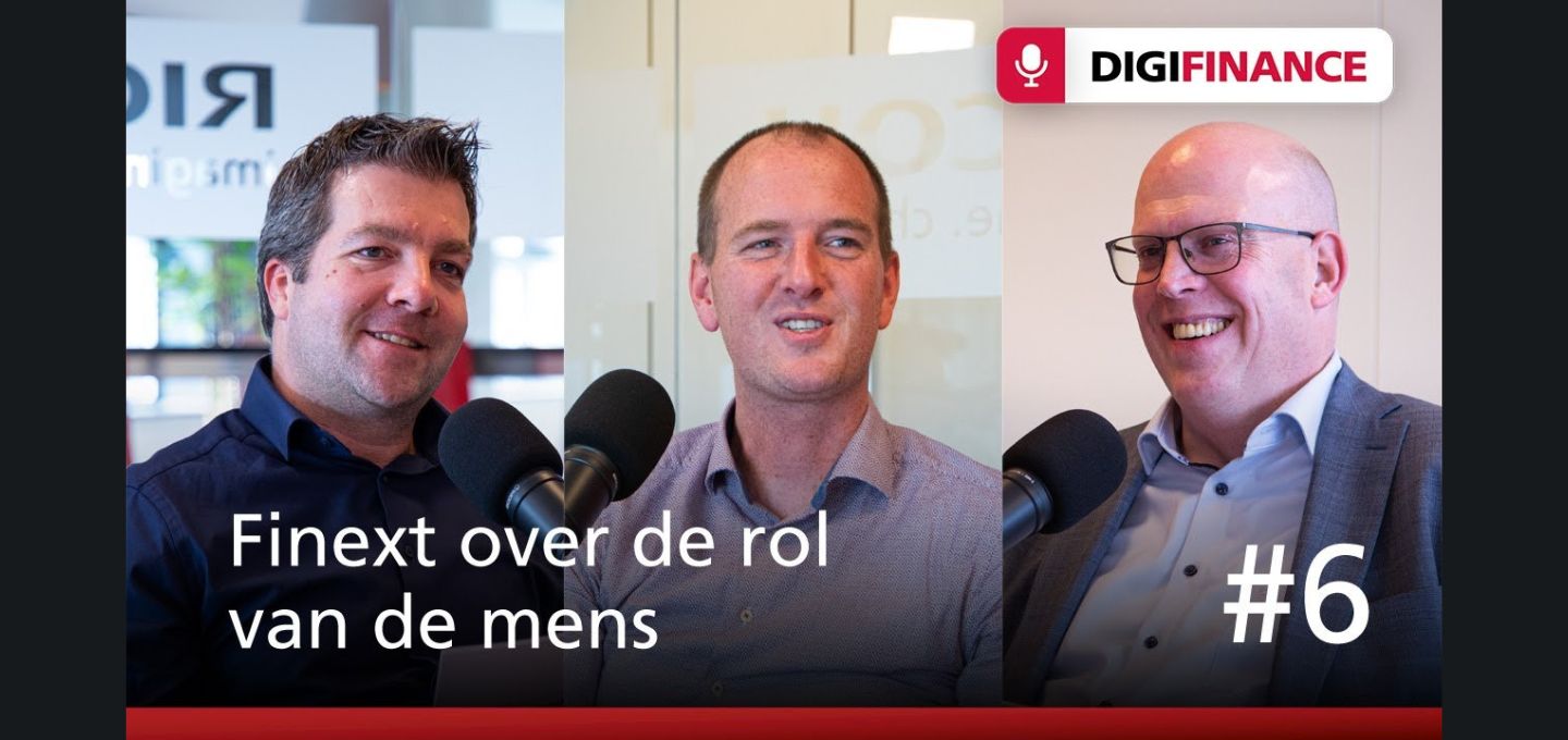 Een collagebeeld van mannen met microfoons