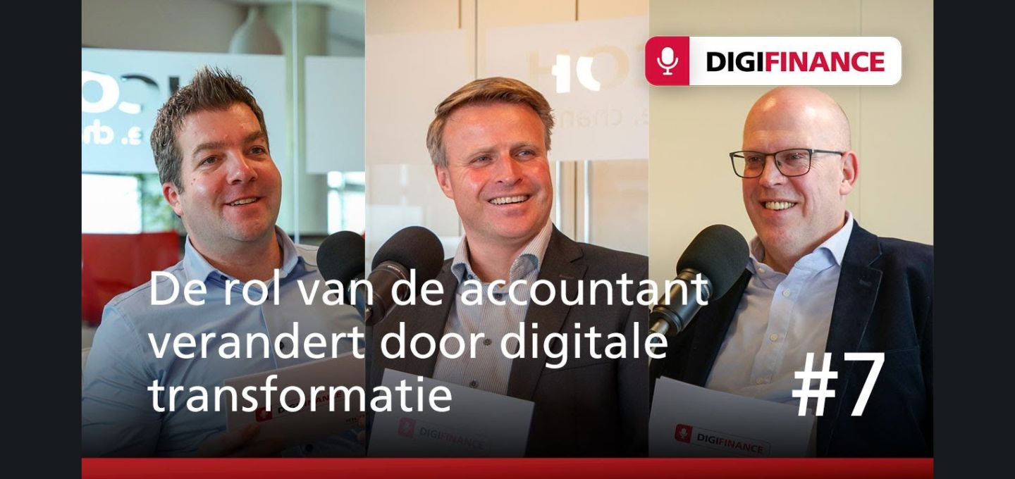 Een collagebeeld van mannen met microfoons