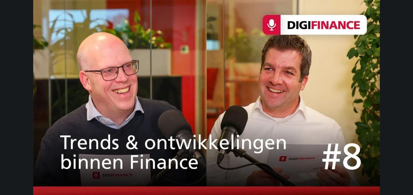 Een collagebeeld van mannen met microfoons