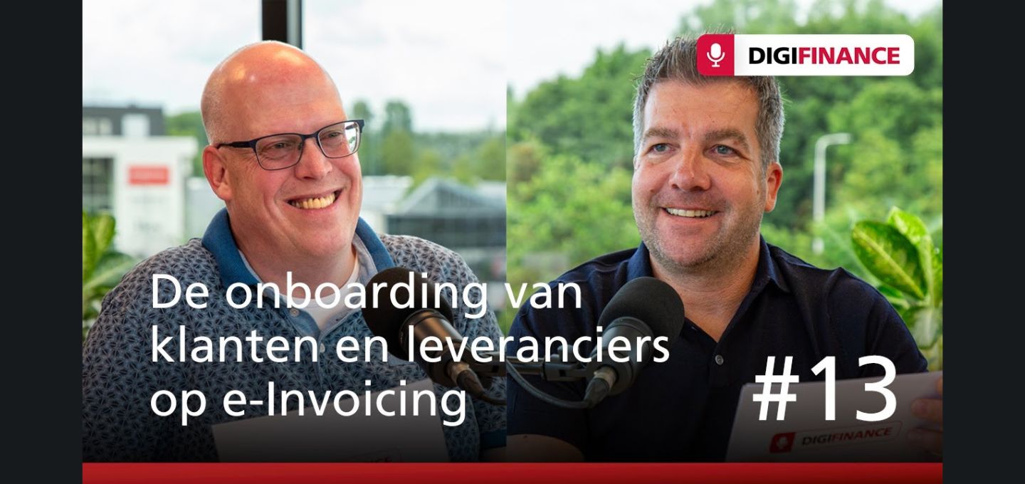 Een collagebeeld van mannen met microfoons