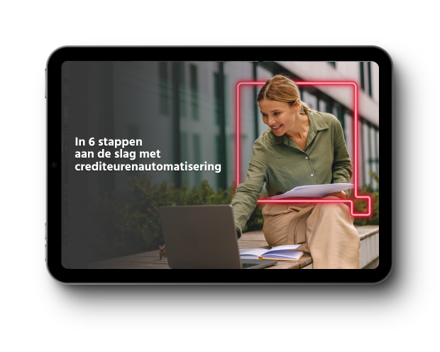 tablet met vrouw die lachend naar haar laptop kijkt - download het Stappenplan crediteurenautomatisering