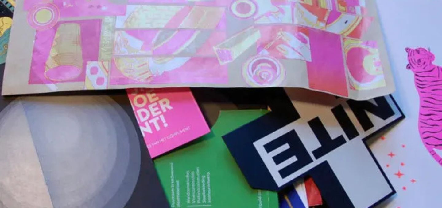 Productposter met neon-roze effecten, benadrukt de impact van de vijfde kleur in professioneel printen.